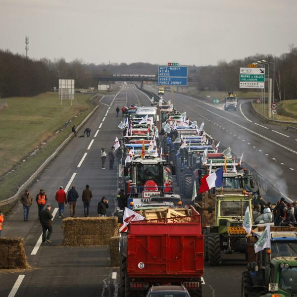 Francia, gli agricoltori bloccano le principali strade di accesso a Parigi per la seconda volta