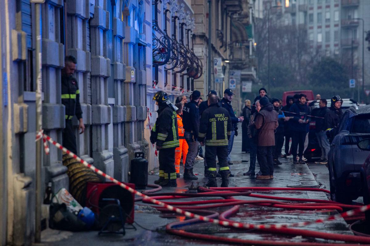 Milano, incendio in viale delle Industrie a Settala: in fiamme un’azienda di materiali plastici, nessun ferito