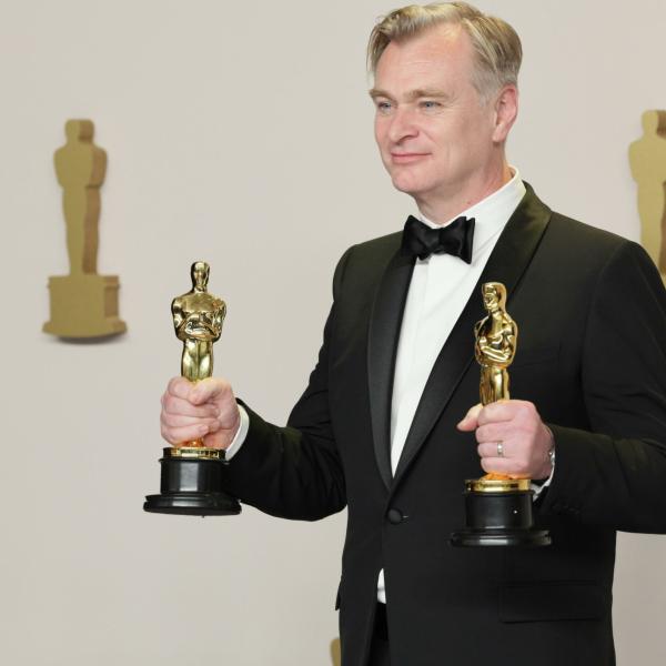 Christopher Nolan, dopo l’Oscar arriva anche il titolo di Sir: premiato da re Carlo III insieme ad Emma Thomas e Ted Sarandos