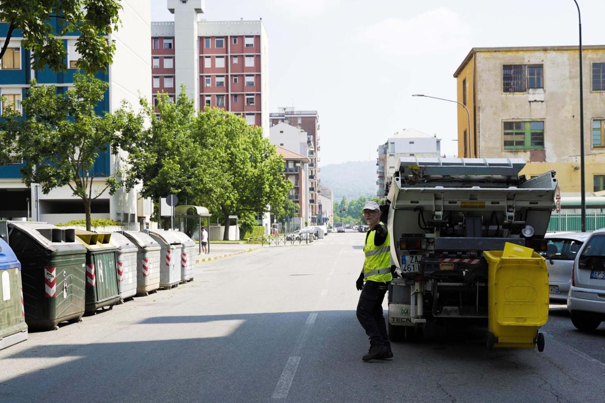 Cremona, terribile incidente sul lavoro a Soresina. Operatore ecologico rimane incastrato fra il muro e il furgone: è grave