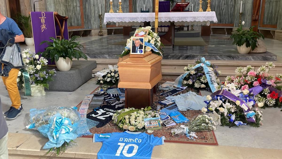 Funerali di Vincenzo D’Amico, presenti in tanti tra calciatori ed a…