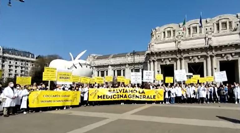 Sos camici bianchi: la protesta delle Coccarde Gialle