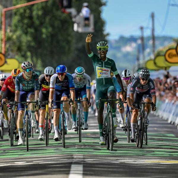 Tour de France 2024, Girmay fa tris a Villeneuve-sur-Lot: Roglic perde 2’27”