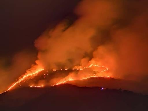 Incendio Ischia, brucia il Monte Epomeo, la gente in strada