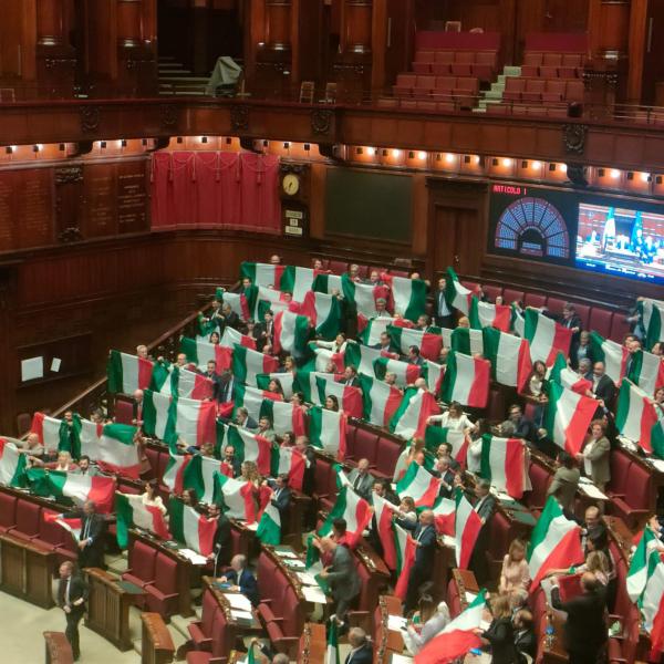 Rissa in Parlamento, il coro delle opposizioni: ‘Bella Ciao’ contro la maggioranza e “Fuori i fascisti dal Parlamento”