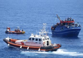 Bari, è iniziato lo sbarco dei passeggeri della Geo Barents: a bordo più di 600 migranti