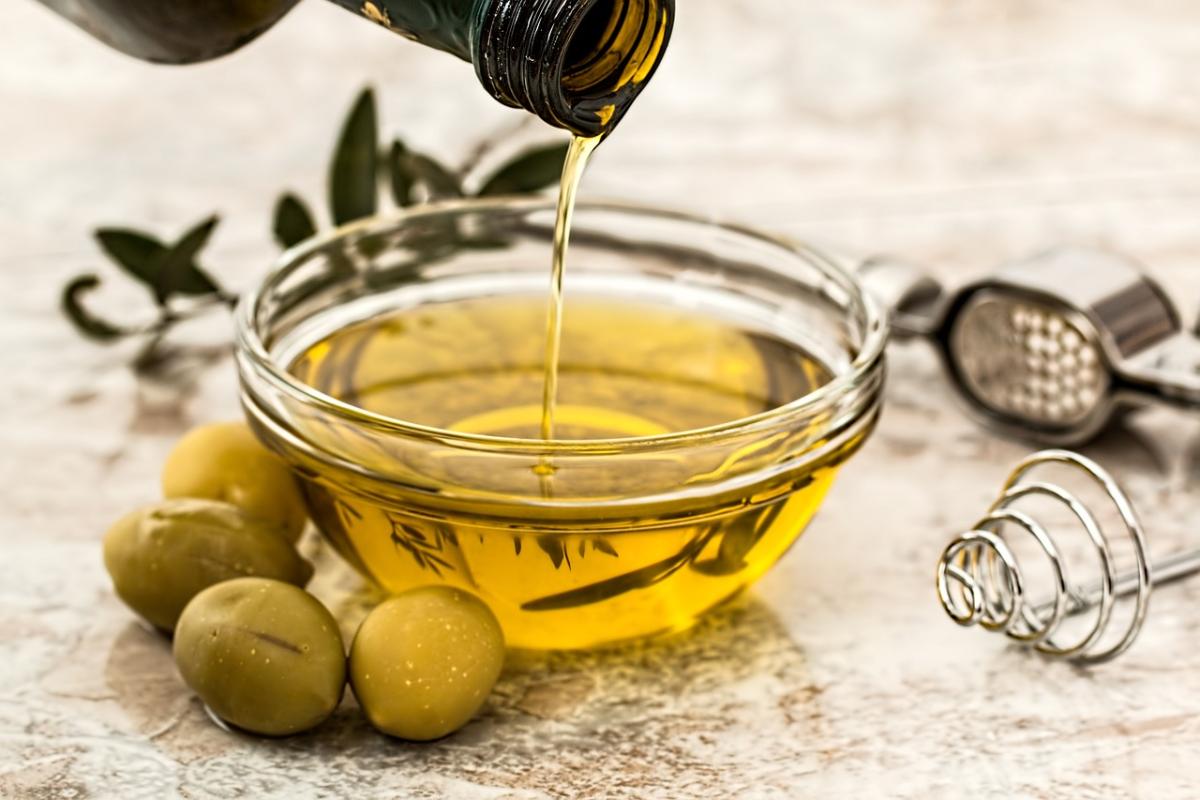 Usi dell’olio d’oliva, 10 benefici per corpo e capelli che non conosci