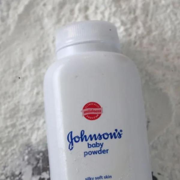 Cancro causato dal talco Johnson & Johnson, l’azienda offre 6,5 mld di risarcimenti