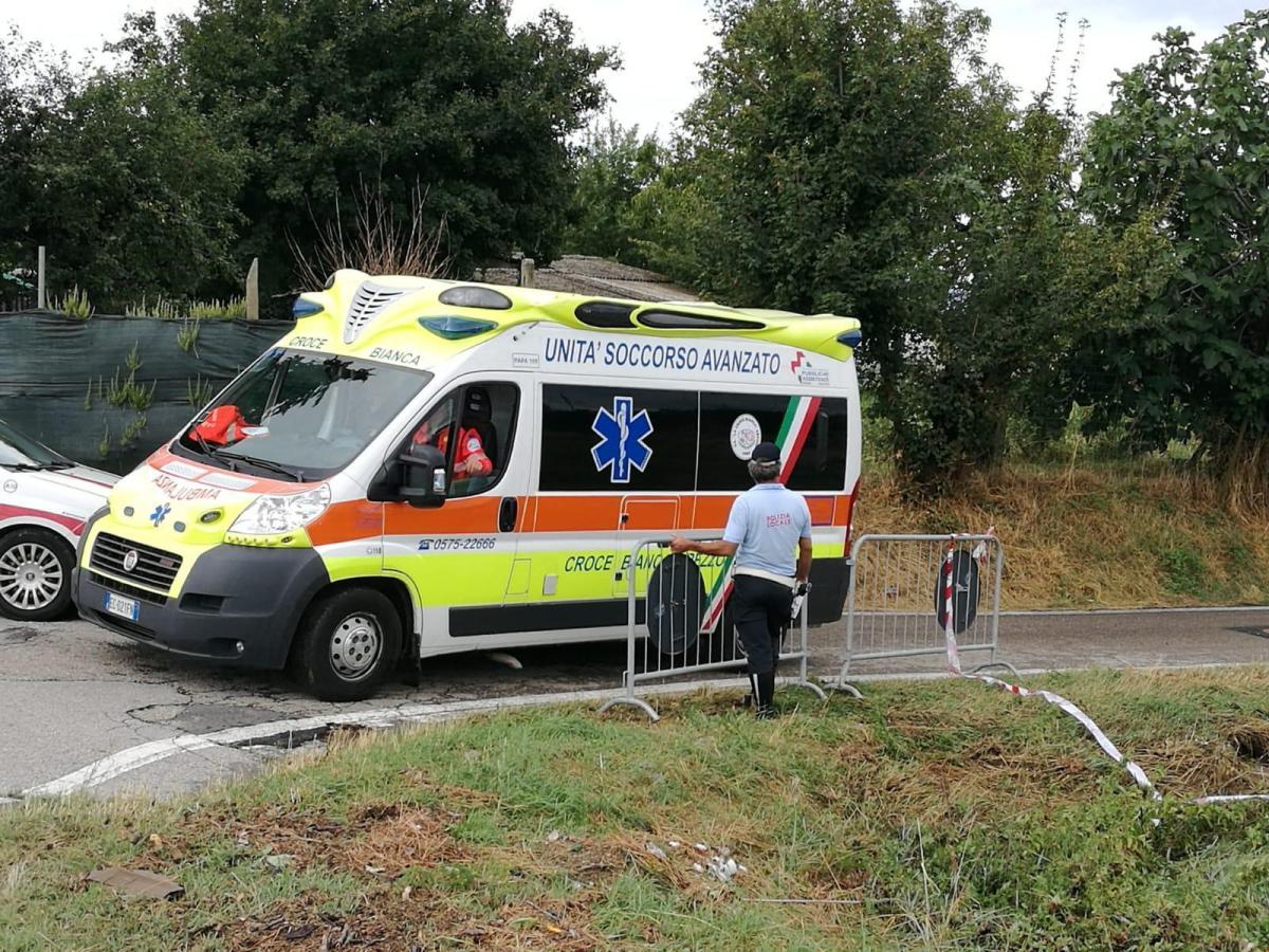 Incidente a Foiano della Chiana (Arezzo), morto un 24enne e due don…