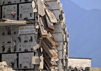 Nuovo crollo del cimitero di Napoli, protestano i parenti dei defunti. le bare sospese nel vuoto | FOTO