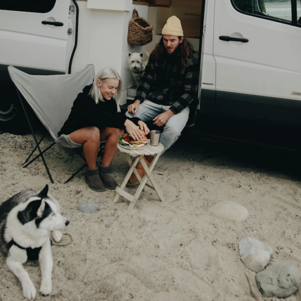 Cane in camper: consigli per un viaggio sereno con Fido