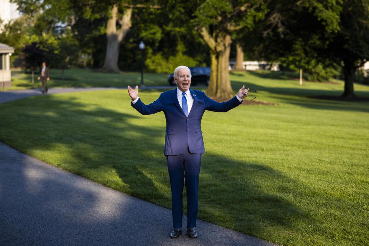 Stati Uniti, Joe Biden inciampa e cade sul palco durante la cerimon…