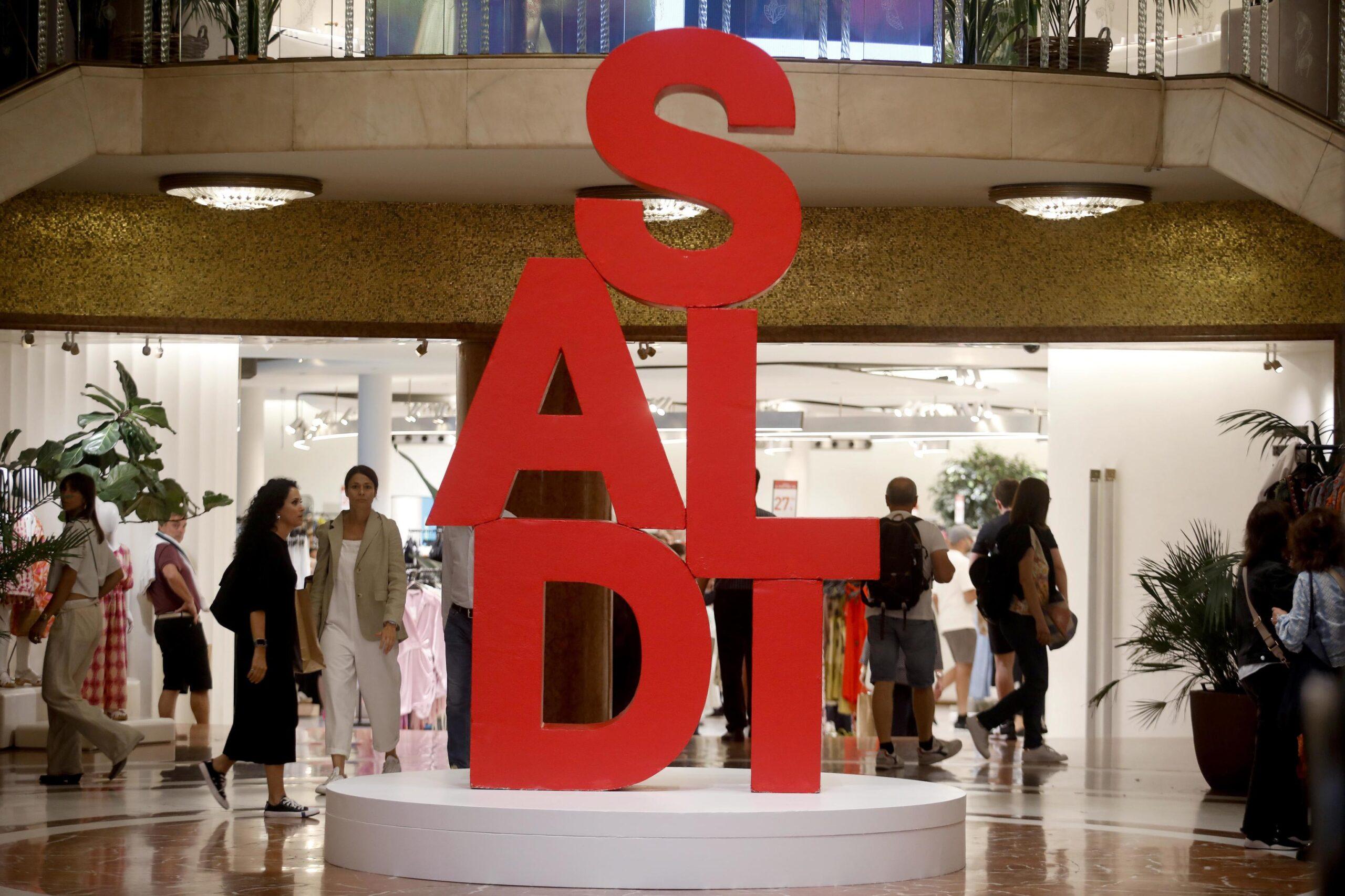 Saldi estivi 2024: i 7 capi da comprare con gli sconti