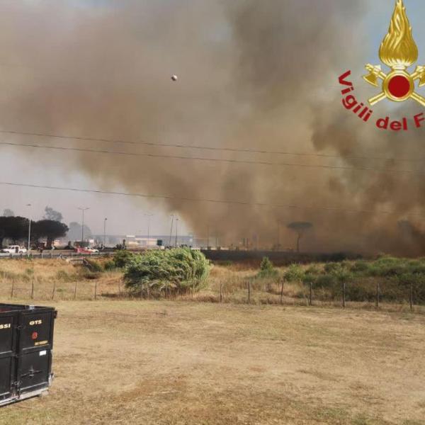 Incendio Roma oggi 12 agosto 2024: le fiamme si propagano vicino il centro commerciale di Guidonia