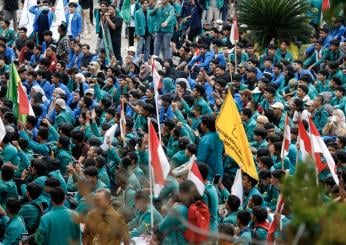 Indonesia, cittadini prendono d’assalto il Parlamento: perché ci sono proteste contro il presidente Widodo? | VIDEO E FOTO