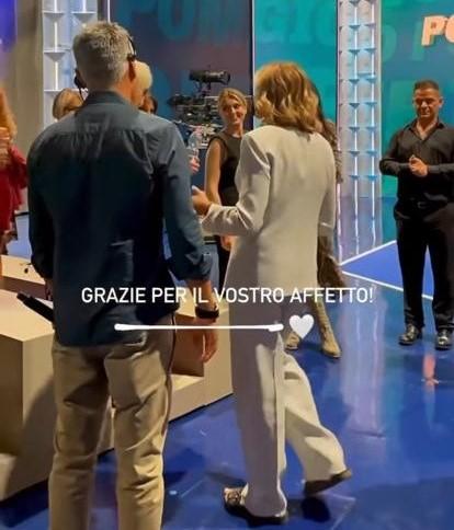 Myrta Merlino, a Pomeriggio 5 dopo la puntata si toglie i tacchi e in ciabatte saluta il pubblico in studio | FOTO