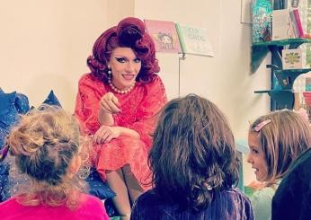 Aosta, drag queen in biblioteca per leggere libri ai bambini. La Lega non ci sta: è scontro con il Comitato Pride