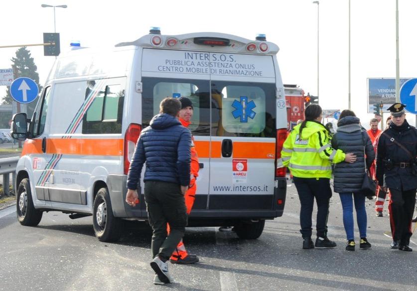 Milano, cisterna allo scalo ferroviario di Segrate perde sostanza tossica: 4 operai sotto osservazione. Come stanno