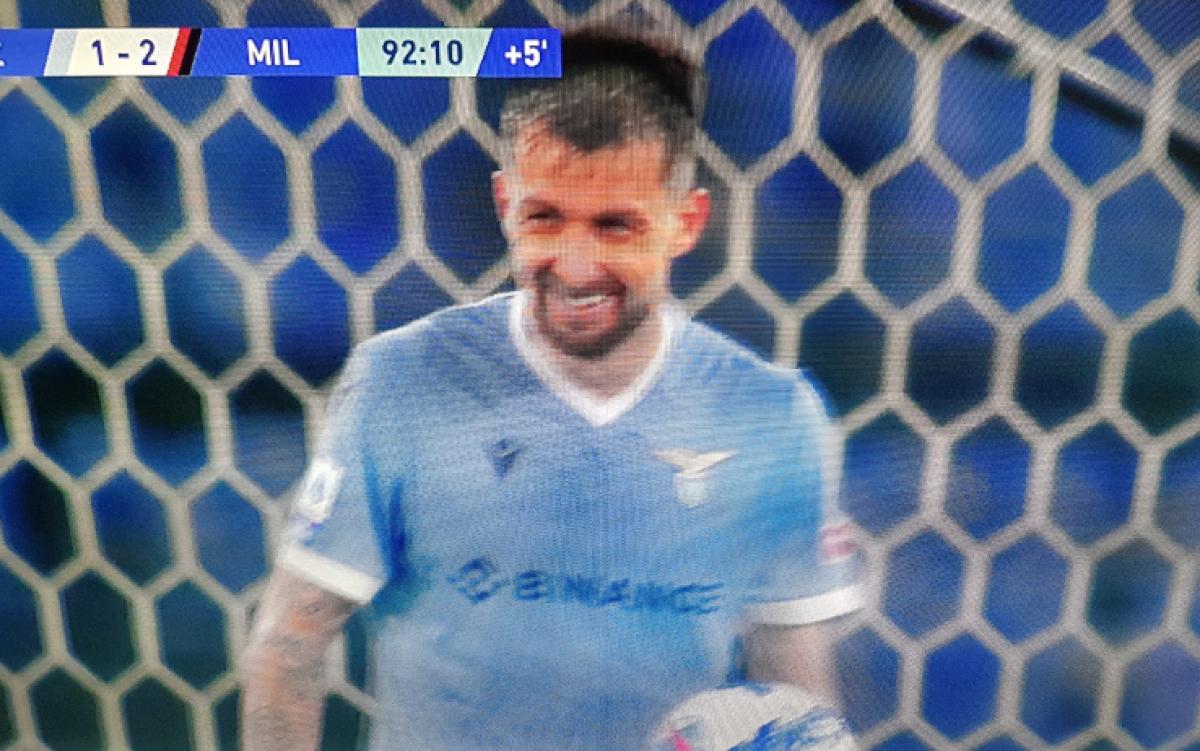 Acerbi sbaglia e sorride, tifosi Lazio infuriati. Il difensore: “Er…