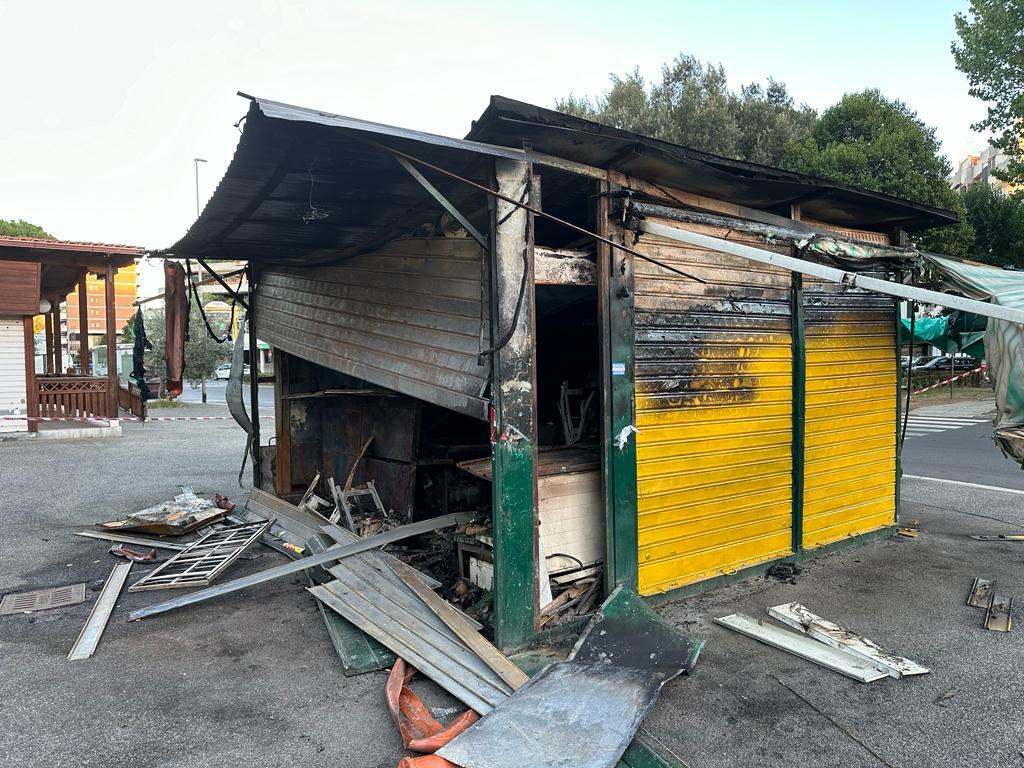 Roma, chiosco frutta e verdura incendiato a Colli Aniene, i proprietari forse vittime del racket: “Un telefonata per chiedere soldi, abbiamo rifiutato”. Gli abitanti lanciano una raccolta fondi