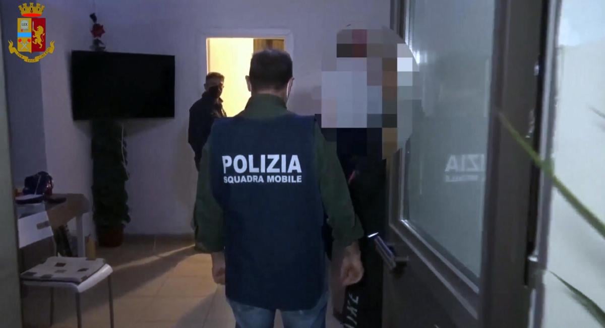 Sfruttamento della prostituzione minorile a Bari, arrestate dieci persone: 16enni adescate con la promessa di guadagni “facili”