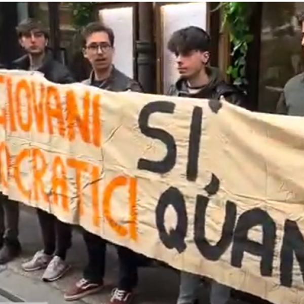 I giovani del Pd protestano al Nazareno: “Schlein ascoltaci, siamo commissariati da quattro anni”. Ma i “big” del partito non li ricevono| VIDEO