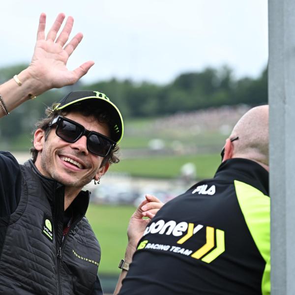 Valentino Rossi papà per la seconda volta: Francesca Sofia Novello è incinta | FOTO