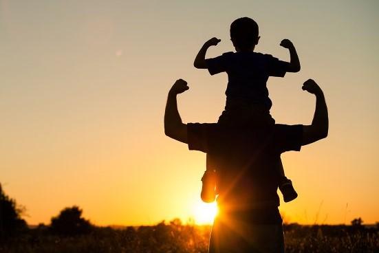 Auguri da figlio a padre per la Festa del papà 2024: ecco le frasi più belle da dedicare