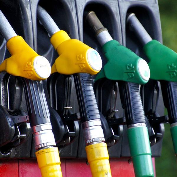 Prezzo benzina ai minimi: ecco cosa accade