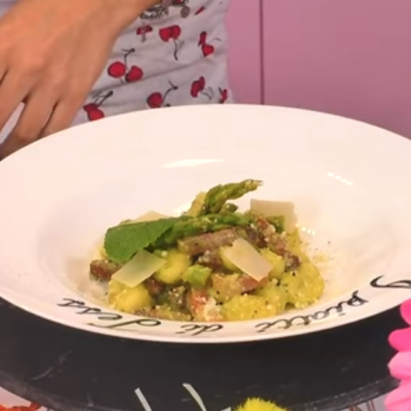 Gnocchi con asparagi e guanciale: la ricetta di primavera di Jessica Selassié | VIDEO