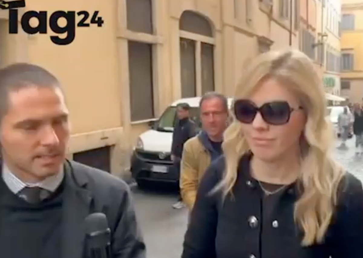 Maria Rosaria Boccia passeggia in centro vicino al Parlamento e in silenzio su Berlusconi |VIDEO