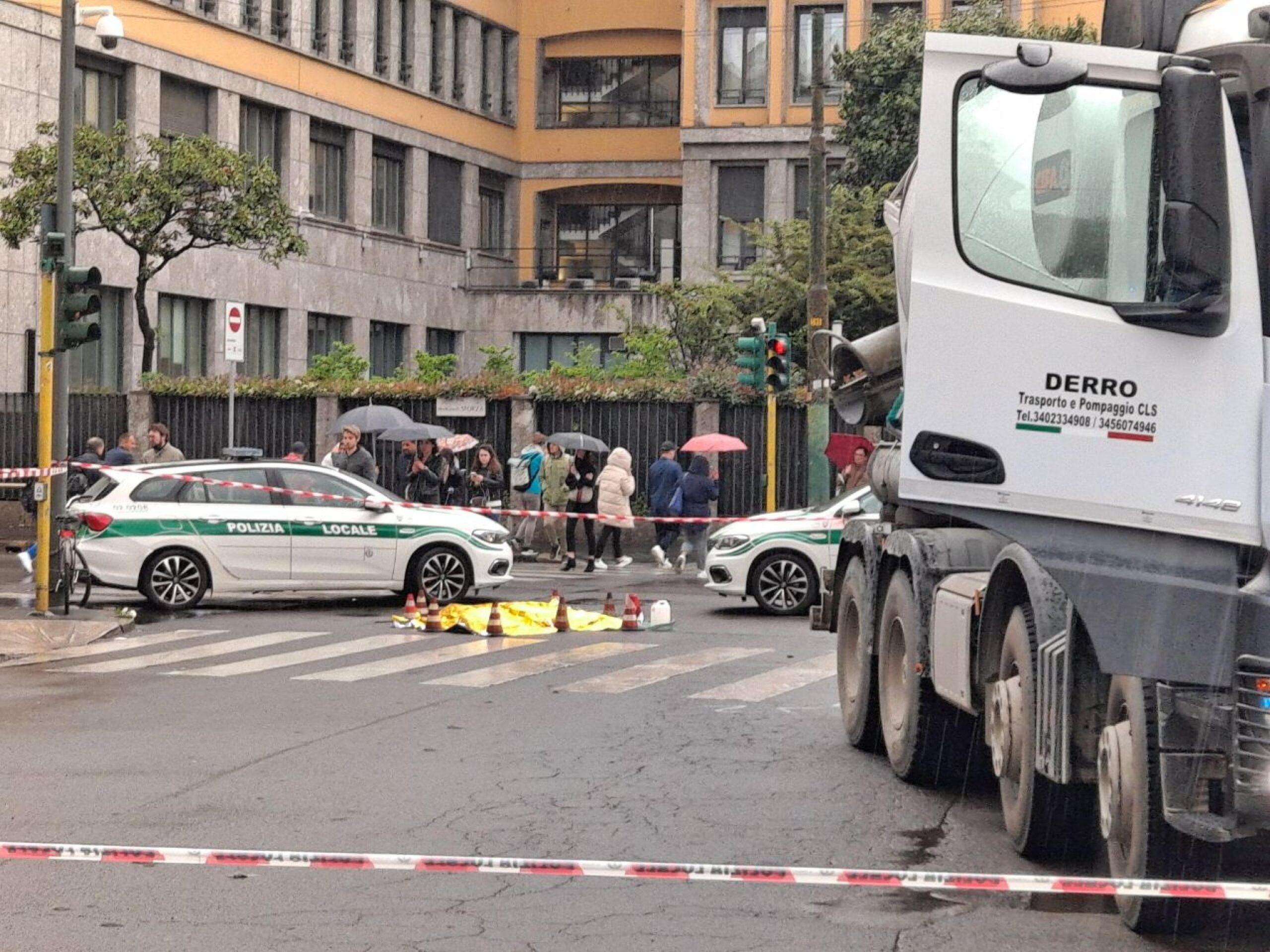 Milano, incidente a Porta Vittoria: ciclista 39enne travolta da betoniera | FOTO