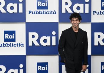 Massimiliano Caiazzo in barca con Elena D’Amario: lo scatto social