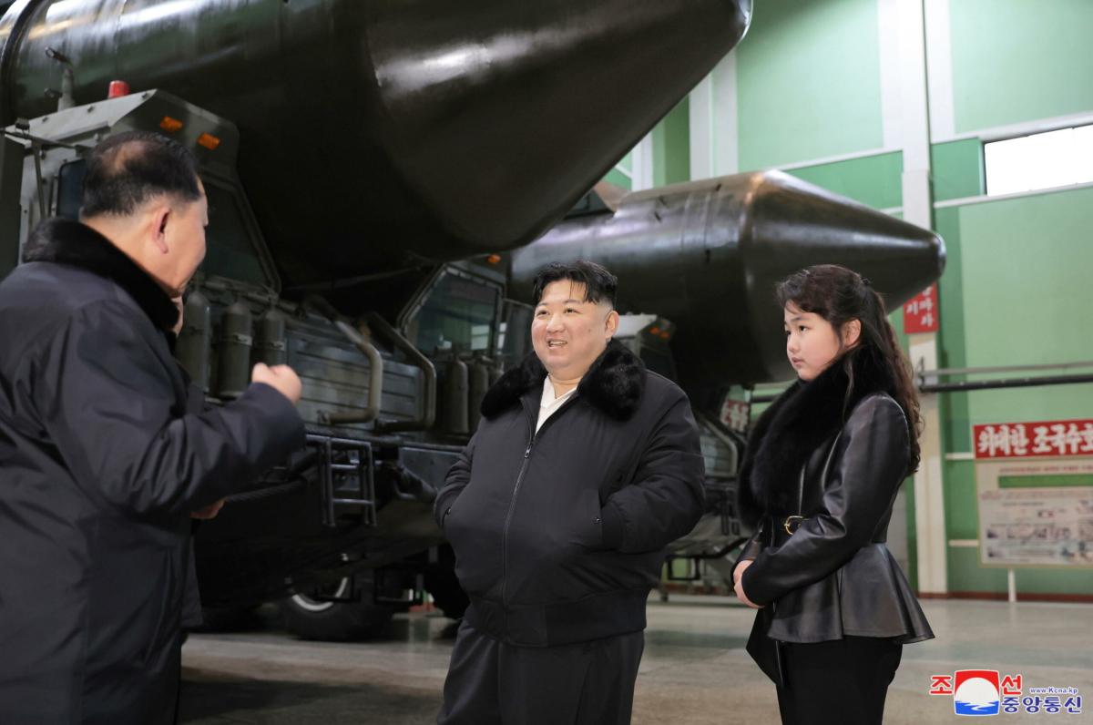 Corea del Nord, Kim Jong-un soddisfatto per il  test del nuovo missile terra-acqua: “Grande risultato del lancio”