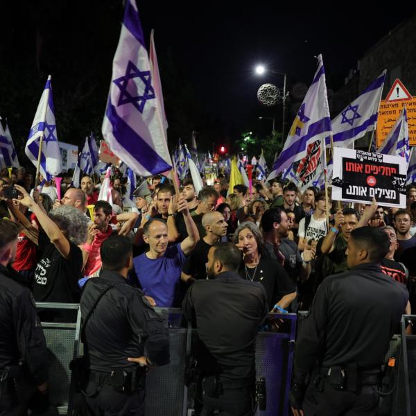 Israele, i famigliari degli ostaggi tornano in piazza per protestare contro Netanyahu: “Riportali qui, ora”. Scontri con le forze dell’ordine | VIDEO E FOTO