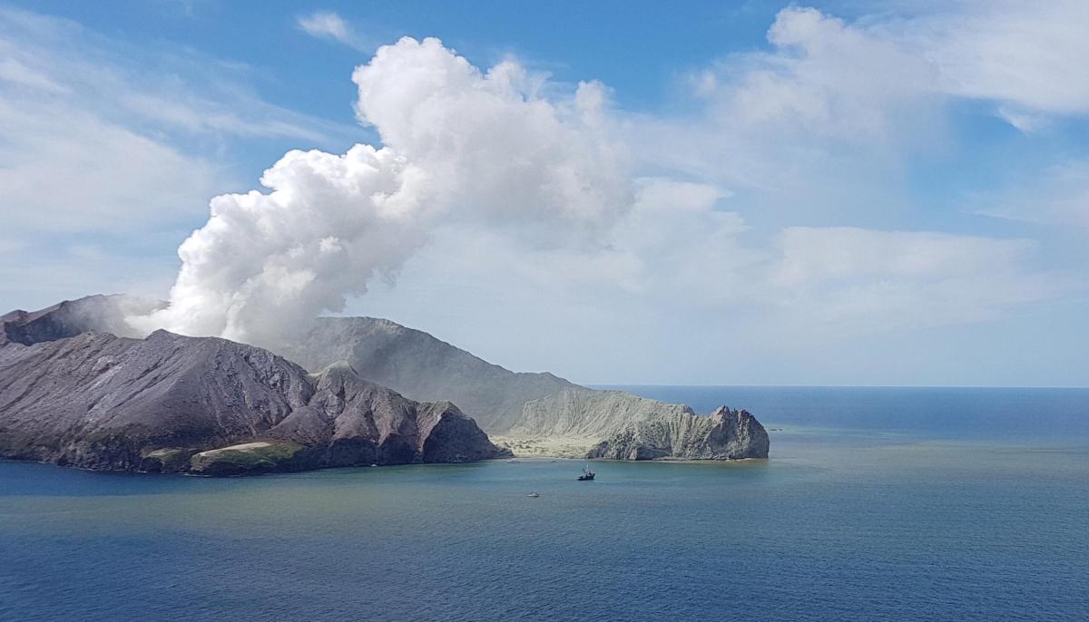 Nuova Zelanda, eruzione del vulcano Whakaari: voli sospesi. Ecco la situazione | VIDEO