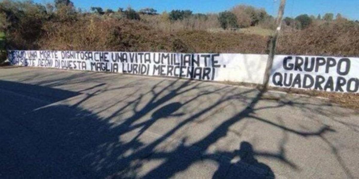 Roma, duro striscione dei tifosi contro la squadra a Trigoria: “Non siete degni di questa maglia luridi mercenari”