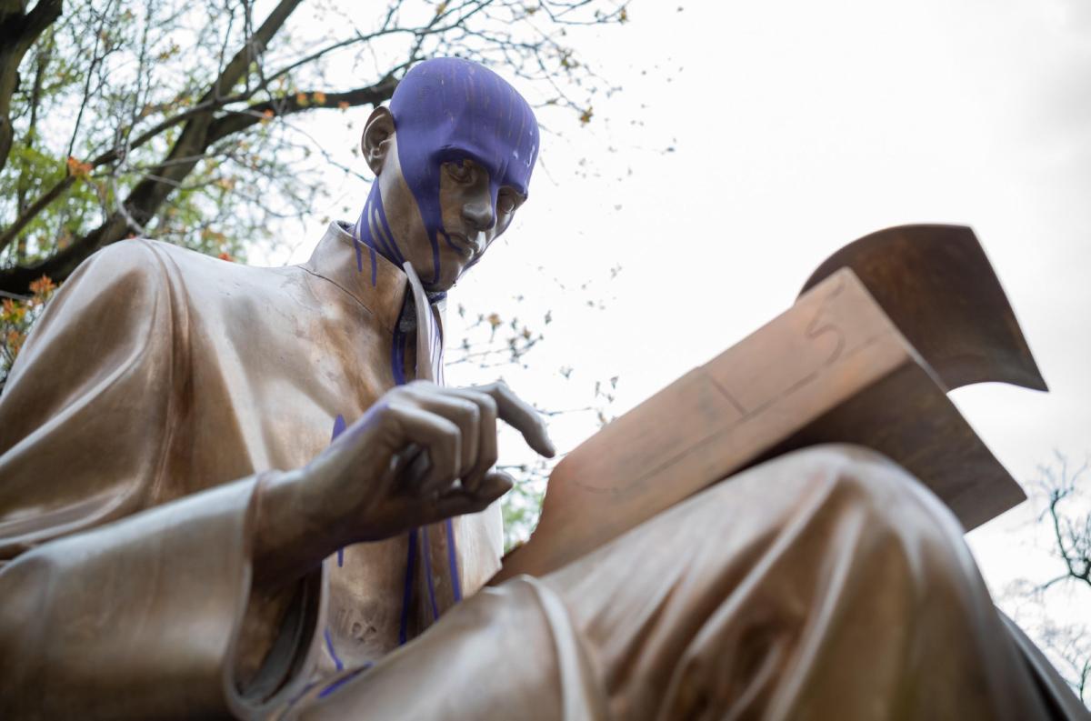 Statua di Indro Montanelli a Milano imbrattata con vernice viola: misterioso blitz ai Giardini pubblici | FOTO