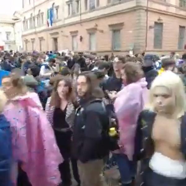 Lucca Comics: la lunga fila sotto la pioggia. E Mashima “supera” Zerocalcare | VIDEO