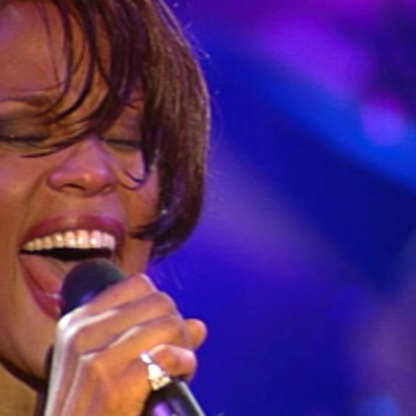 Whitney Houston arriva il film sulla sua vita, com’è morta la cantante?