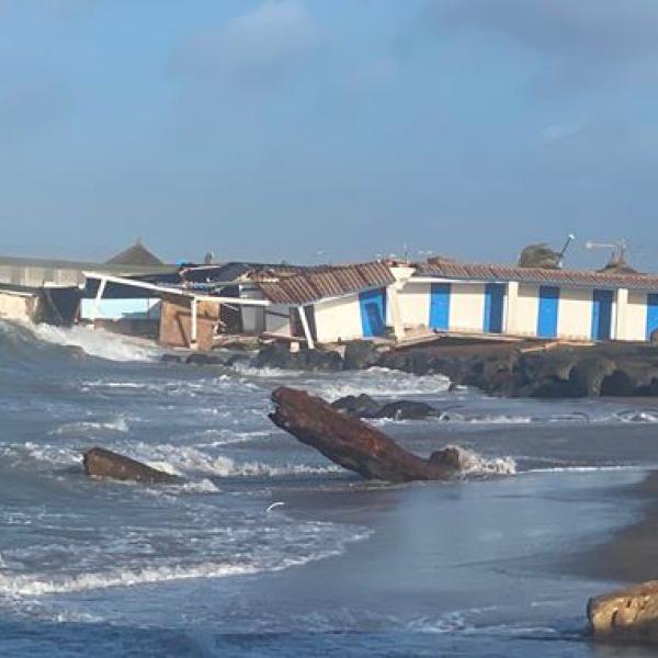 Tromba d’aria e mareggiata, Fregene… con l’acqua alla gola: “Ci avevano promesso soluzioni, ma la spiaggia è finita” | FOTO