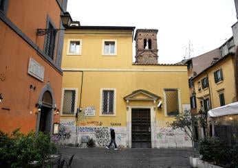 Roma, crolla un muro a Trastevere: auto sotto le macerie, nessun ferito | FOTO