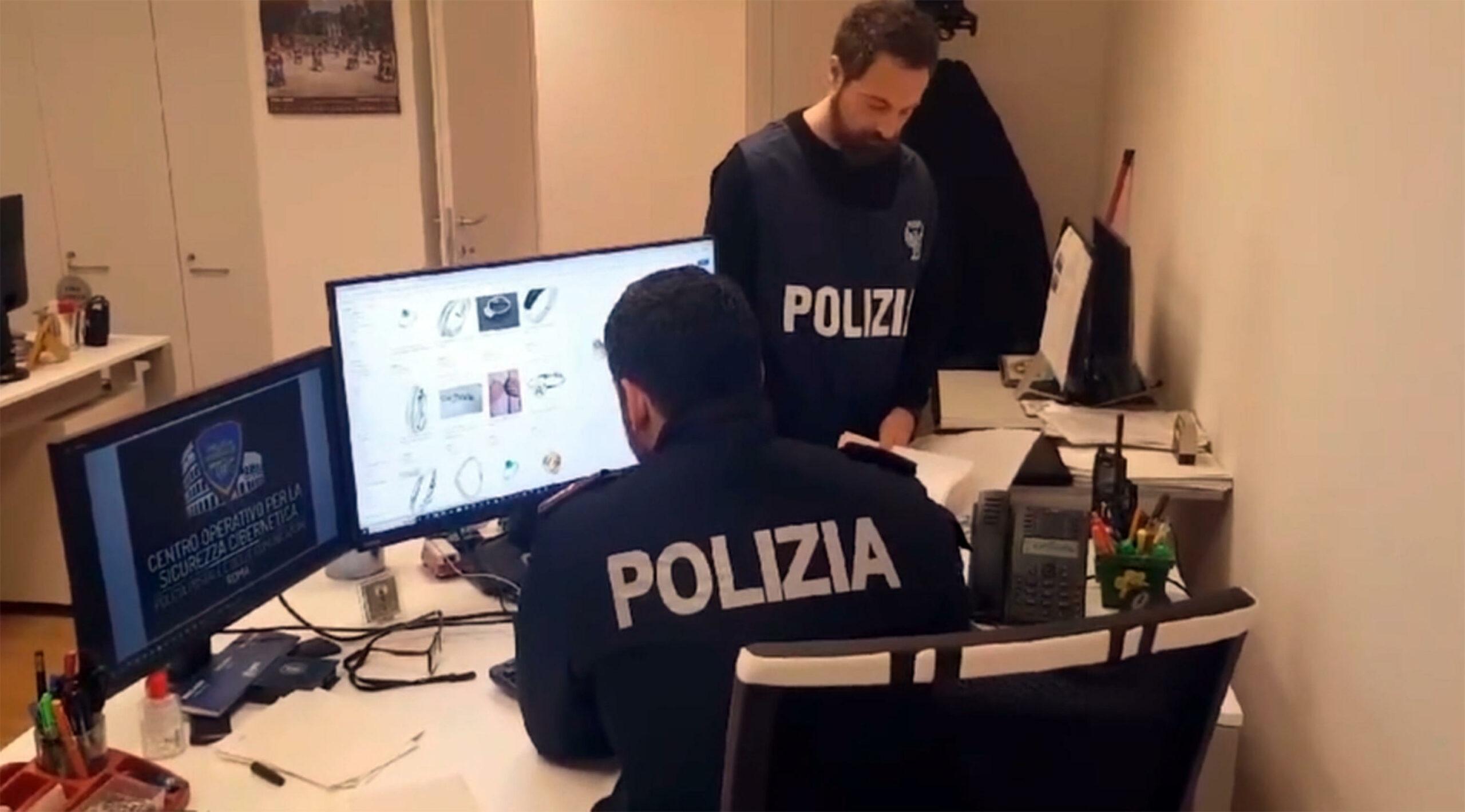 Forlì, arrestati due ragazzi che si spacciavano per poliziotti: hanno cercato di truffare una donna