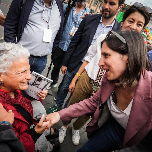 Duello Schlein-Meloni, da Siena la segretaria Pd attacca ancora la premier: “Regina di austerità, cancella le libertà delle persone”