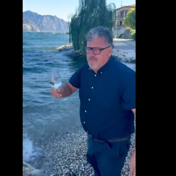 Verona,  il sindaco di Brenzano sul Garda sfida la gastroenterite e beve l’acqua del lago: “Alla salute!”. Bassetti: “Pericoloso” | VIDEO