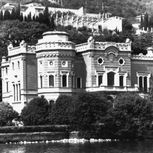 Lago di Garda, a causa della siccità si arriva a piedi all’Isola dei Conigli