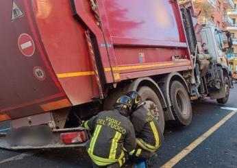 Roma, incendio sulla Tiberina: alta colonna di fumo nero, una perso…