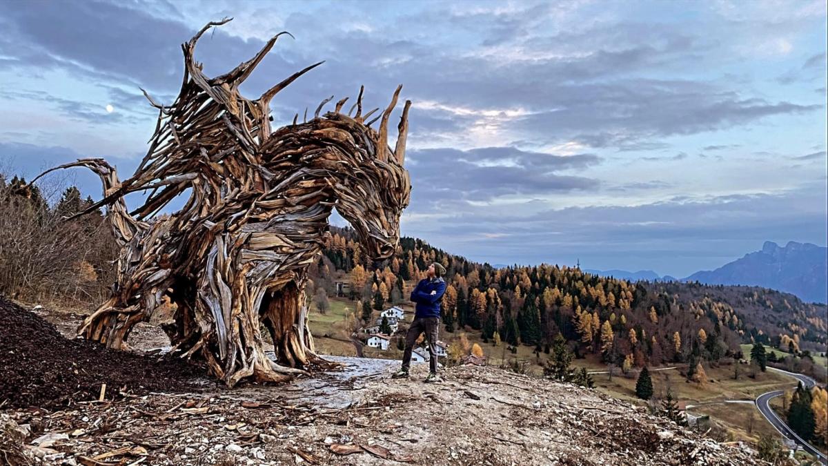 Chi è Marco Martalar, lo scultore del legno autore del Drago di Vai…