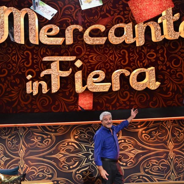 Il Mercante in Fiera, Rai 2 spinge per la chiusura: ecco il motivo. Cosa farà ora Pino Insegno?