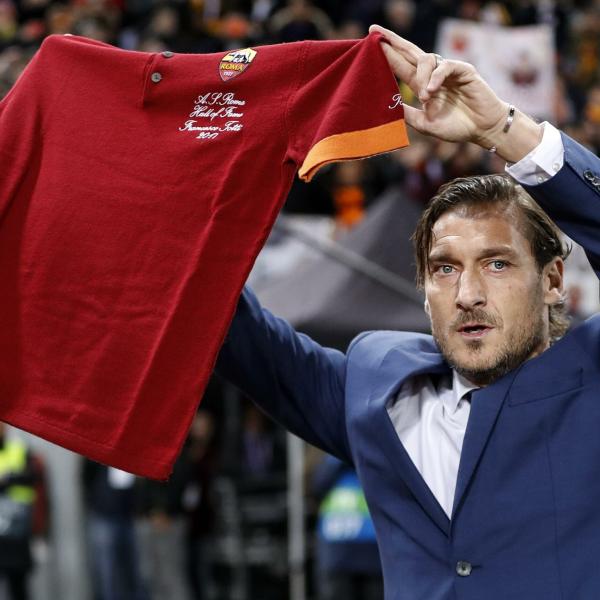 Roma, Totti fa sognare i tifosi: “Torni se confermano De Rossi? Io torno prima”